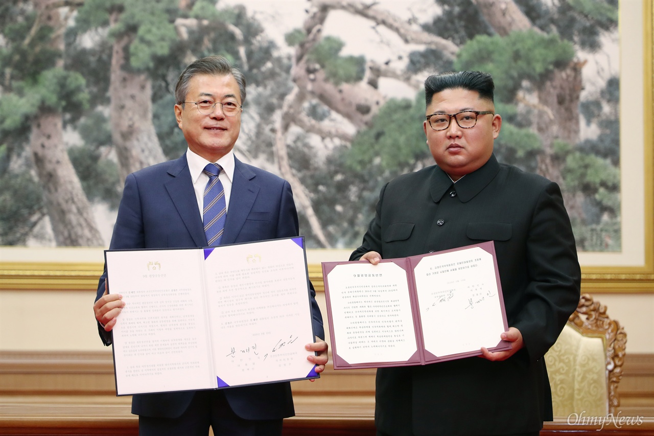 문재인 대통령과 김정은 국무위원장이 2018년 9월 19일 오전 평양 백화원영빈관에서 '9월 평양공동선언'에 서명한 뒤 펼쳐 보이고 있다.