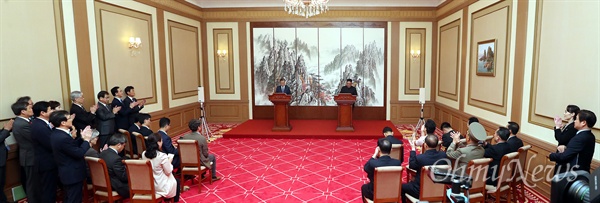 문재인 대통령과 김정은 국무위원장이 19일 오전 평양 백화원 영빈관에서 '9월 평양공동선언'에 서명한 뒤 내용을 발표하고 있다.