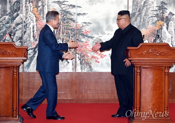 문재인 대통령과 김정은 국무위원장이 19일 오전 평양 백화원 영빈관에서 '9월 평양공동선언'을 발표한 뒤 악수하고 있다.