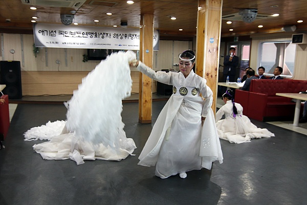 여수국민보도연맹사건에 연루돼 억울하게 희생된 망자의 원한을 풀어주는 지전춤을 추는 여성들