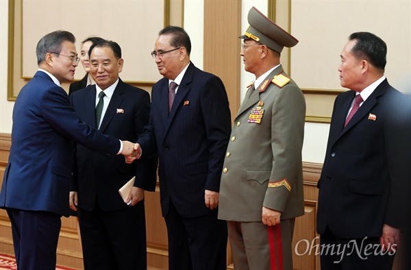 문재인 대통령이 지난해 9월 19일 오전 평양 백화원 영빈관에서 김정은 국무위원장과 함께 '9월 평양공동선언'을 발표한 뒤 리수용 당 국제담당 부위원장 등 북측 수행원들과 인사를 나누고 있다.