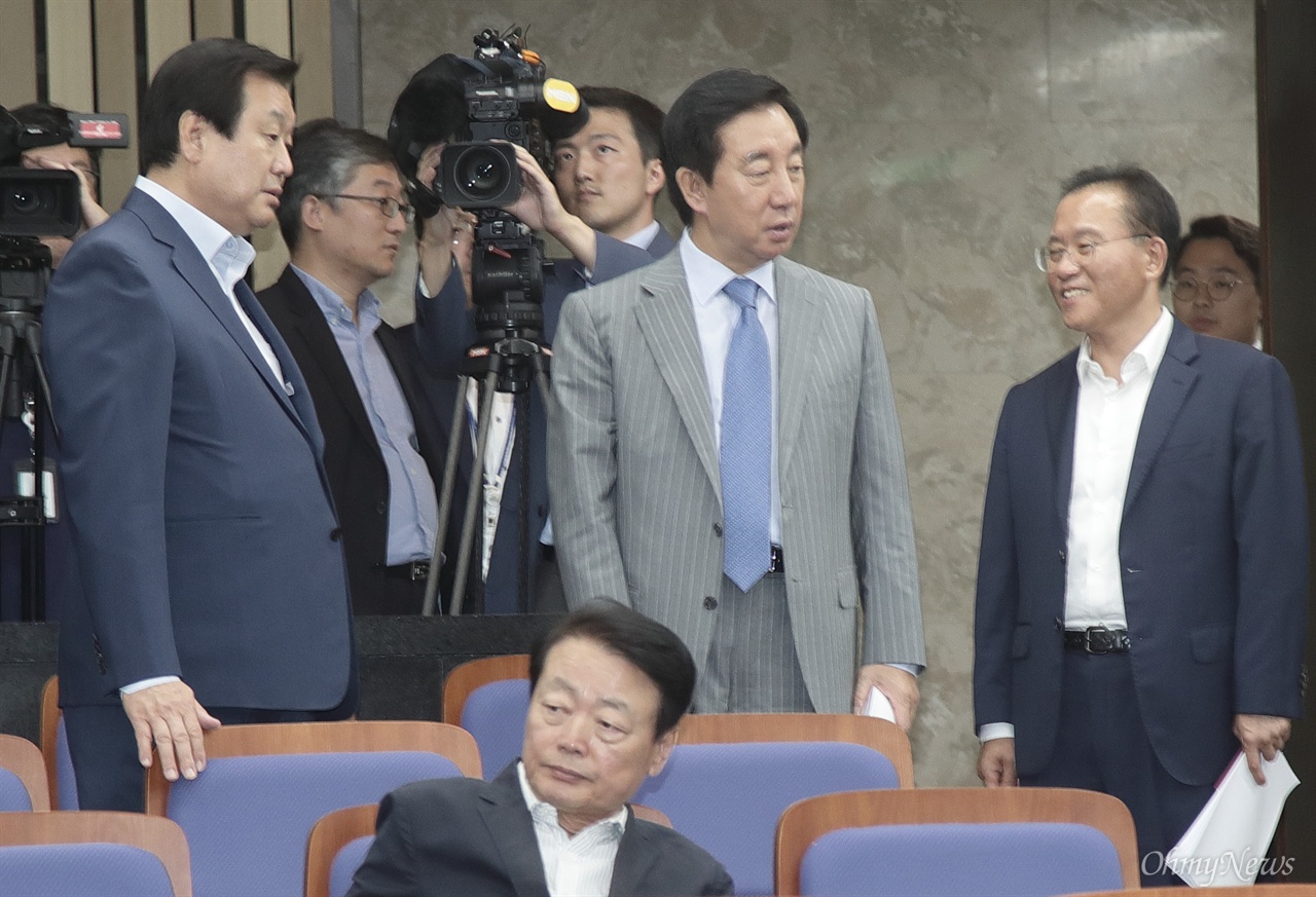 자유한국당 김성태 원내대표와 김무성 의원이 지난 19일 오후 서울 여의도 국회에서 열린 긴급의원총회에 참석해 이야기를 나누고 있다.