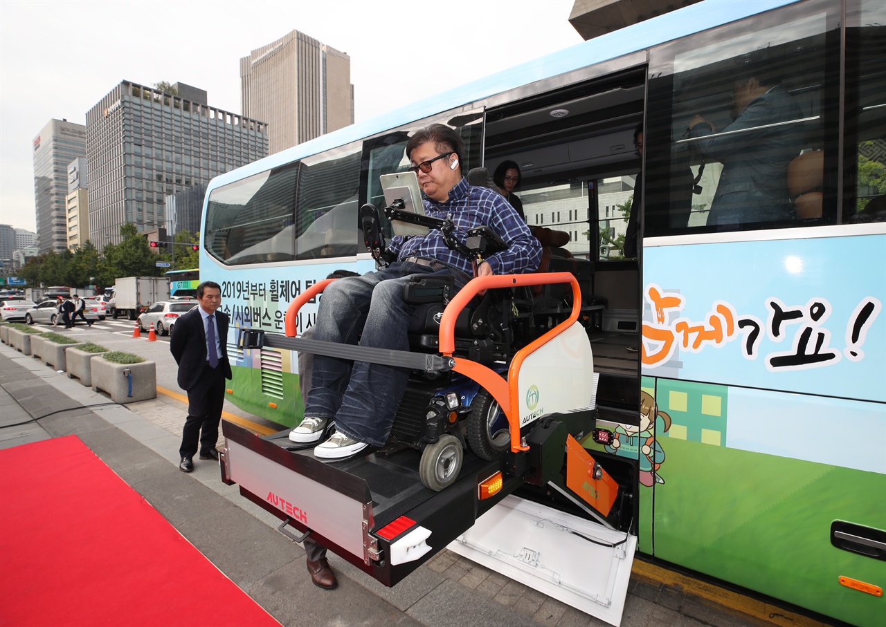 19일 서울 종로구 광화문 광장에서 열린 휠체어 탑승이 가능한 고속·시외버스 시승회에서 한 장애인이 탑승 체험을 하고 있다. 