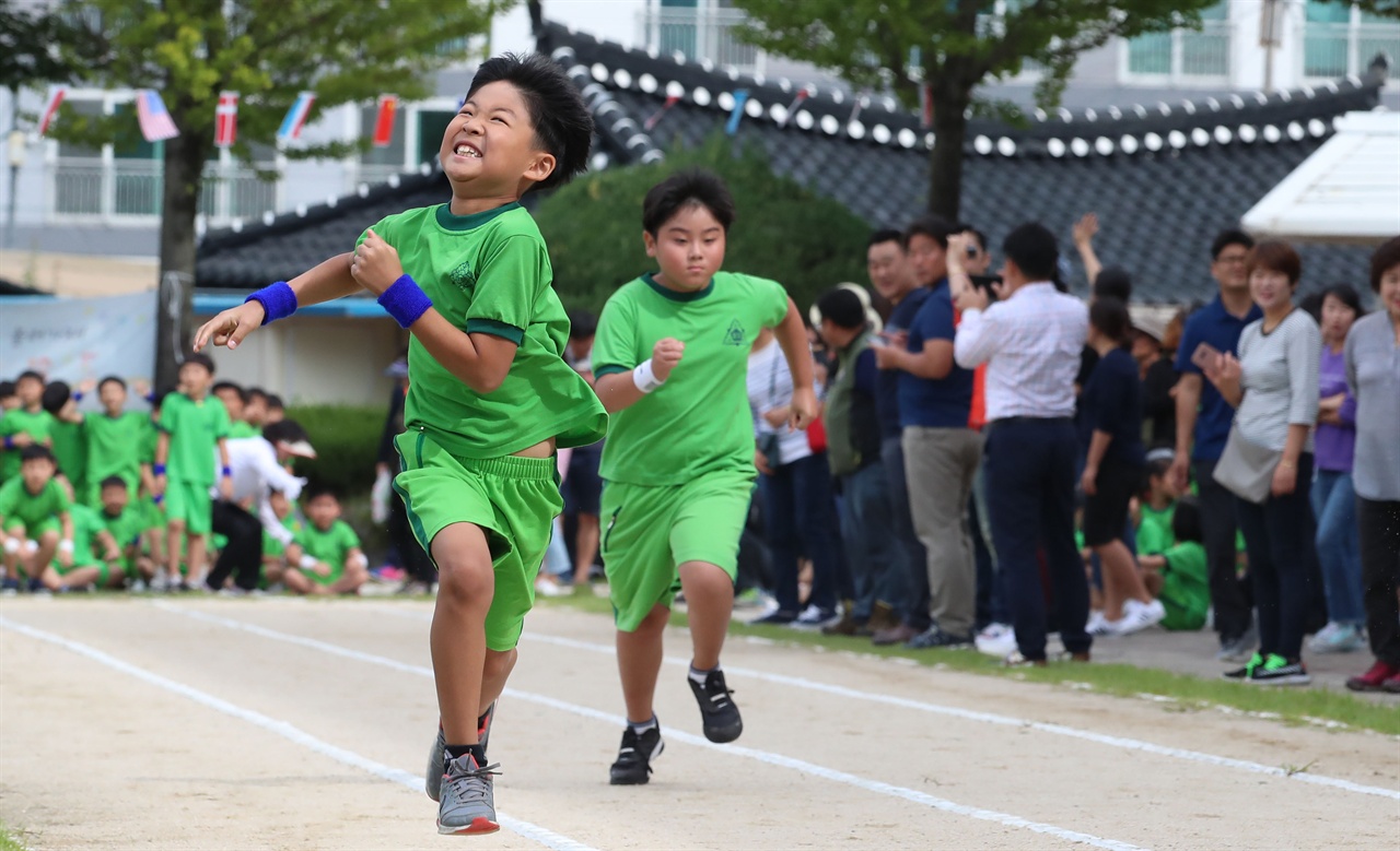 19일 경남 함양군 함양초등학교 운동장에서 열린 가을운동회.