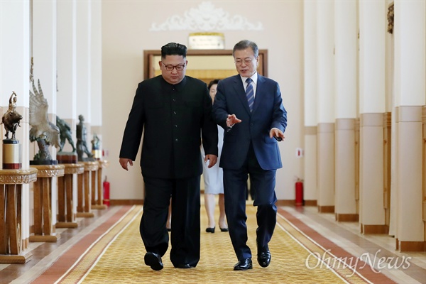 정상회담장 입장하는 남-북 정상 문재인 대통령과 김정은 국무위원장이 19일 오전 평양 백화원 영빈관에서 정상회담을 하기위해 입장하고 있다.