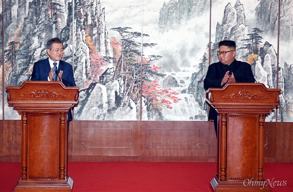 문재인 대통령과 김정은 국무위원장이 19일 오전 평양 백화원영빈관에서 '9월 평양공동선언'에 서명한 뒤 공동기자회견에서 박수를 치고 있다.