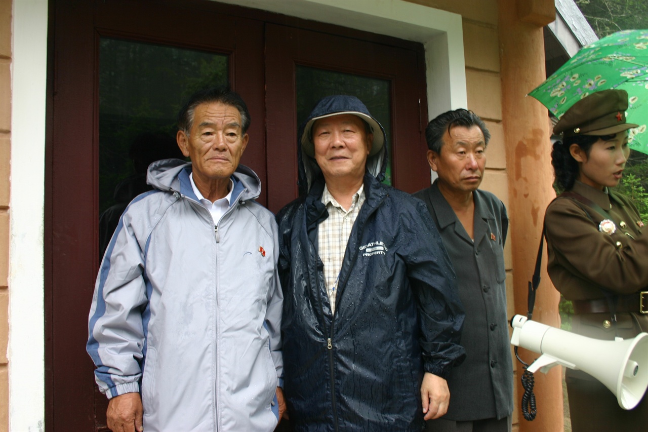  백두산 가는 길에서 만난 북한의 계관시인 고 오영재 선생(왼쪽).