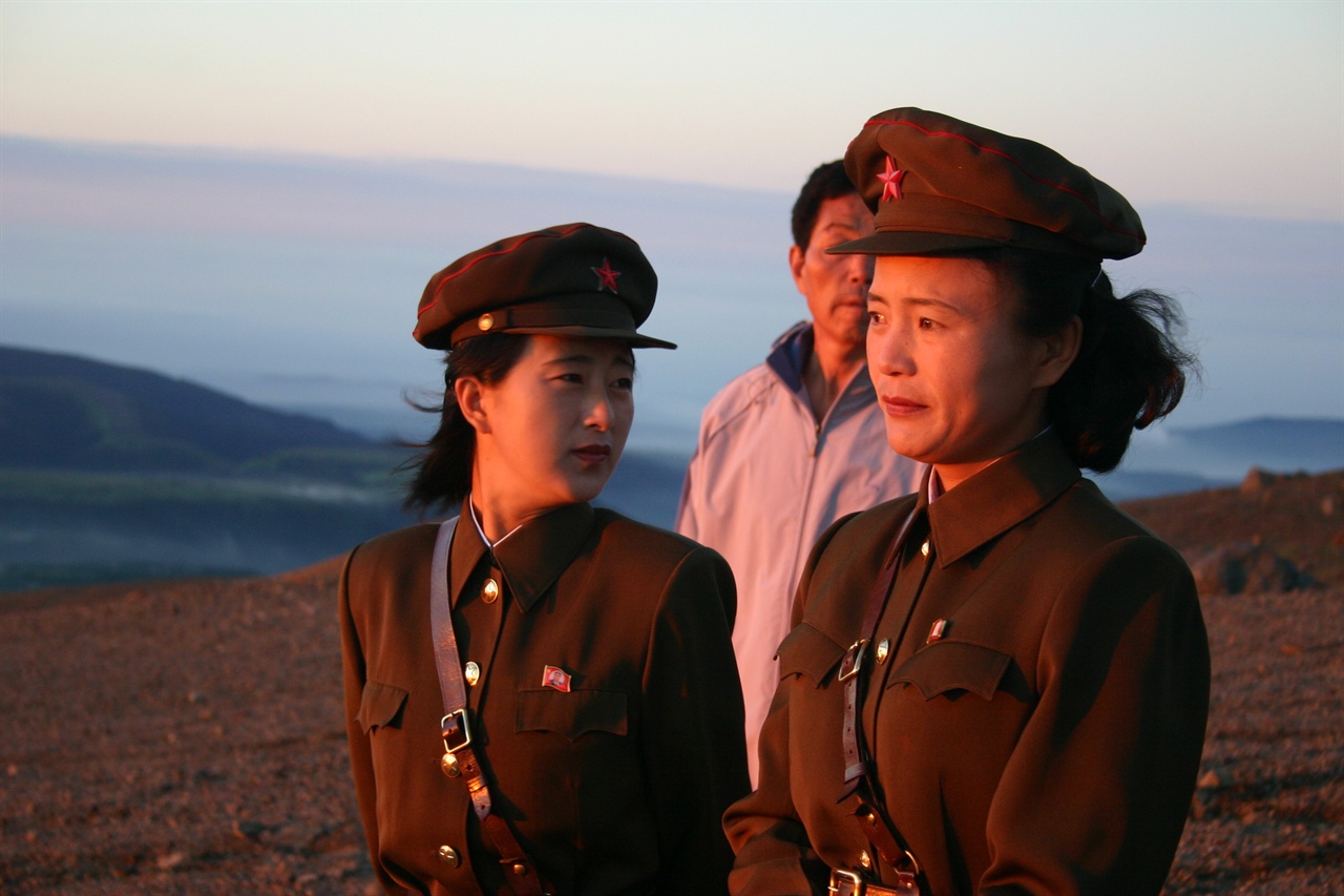  일출을 바라보는 북한 여군들.