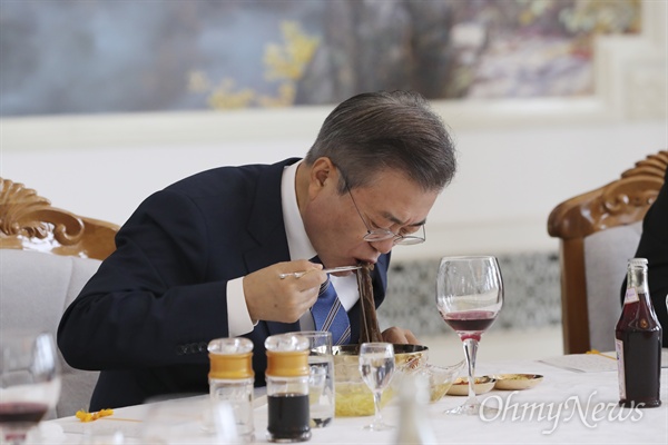 '이 맛이야' 문재인 대통령이 19일 평양 옥류관에서 열린 김정은 국무위원장과 오찬에서 평양냉면으로 식사하고 있다.