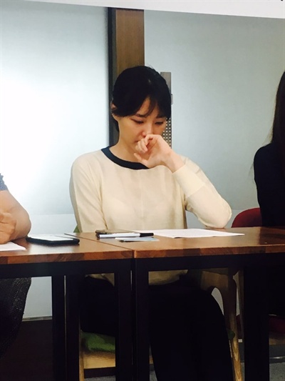  이선영 전 MBC 아나운서가 18일 오전 열린 'MBC 아나운서 부당해고 지노위 결정 이행 촉구 기자간담회에서 눈물을 흘리고 있다. 