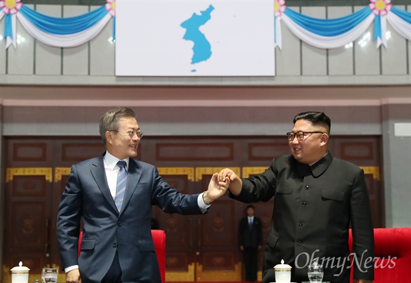 문재인 대통령과 김정은 국무위원장이 지난 19일 오후 평양 5.1 경기장에서 열린 '빛나는 조국'을 관람한 뒤 손을 잡고 있는 모습. 