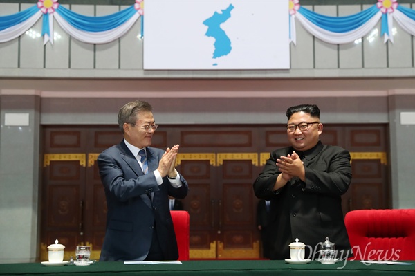 문재인 대통령과 김정은 국무위원장이 19일 오후 평양 5.1 경기장에서 열린 '빛나는 조국'을 관람한 뒤 박수 보내고 있다.