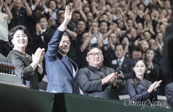 문재인 대통령과 김정은 국무위원장이 19일 오후 평양 5.1경기장에서 열린 남북정상회담 경축 대집단체조와 예술공연 '빛나는 조국'에서 15만명 평양주민들을 향해 인사하고 있다.