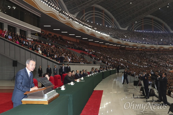 문재인 대통령이 19일 오후 평양 5.1 경기장에서 열린 '빛나는 조국'을 관람한 뒤 15만명 평양시민들앞에서 연설하고 있다.