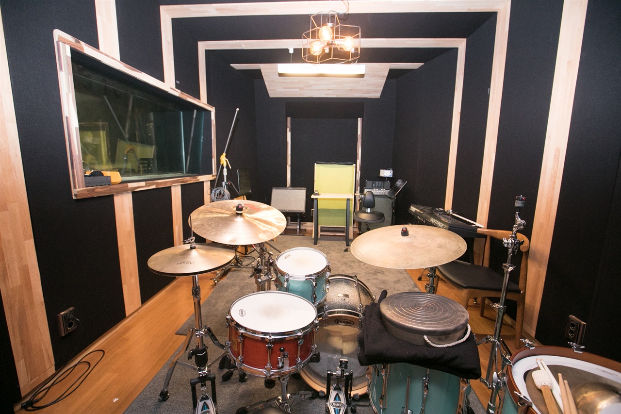 레이블 소설 녹음실에는 서양악기들도 갖춰져 있다.