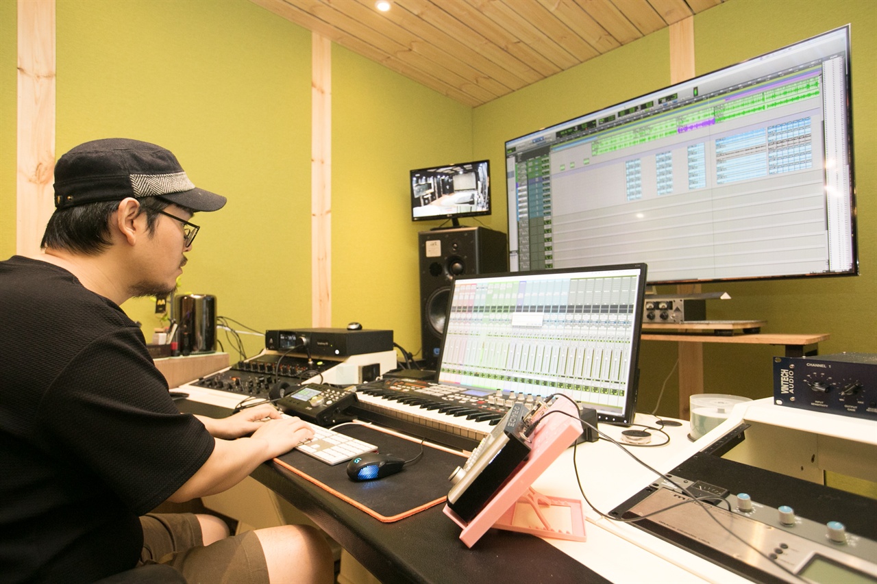 레이블 소설의 앨범 녹음은 국립국악관현악단 출신인 최순호 스튜디오 엔지니어가 맡고 있다.