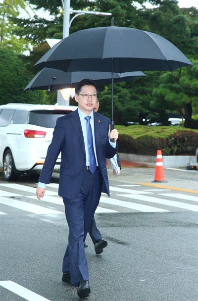 김경수 경남지사는 9월 20일 걸어서 출근했다.