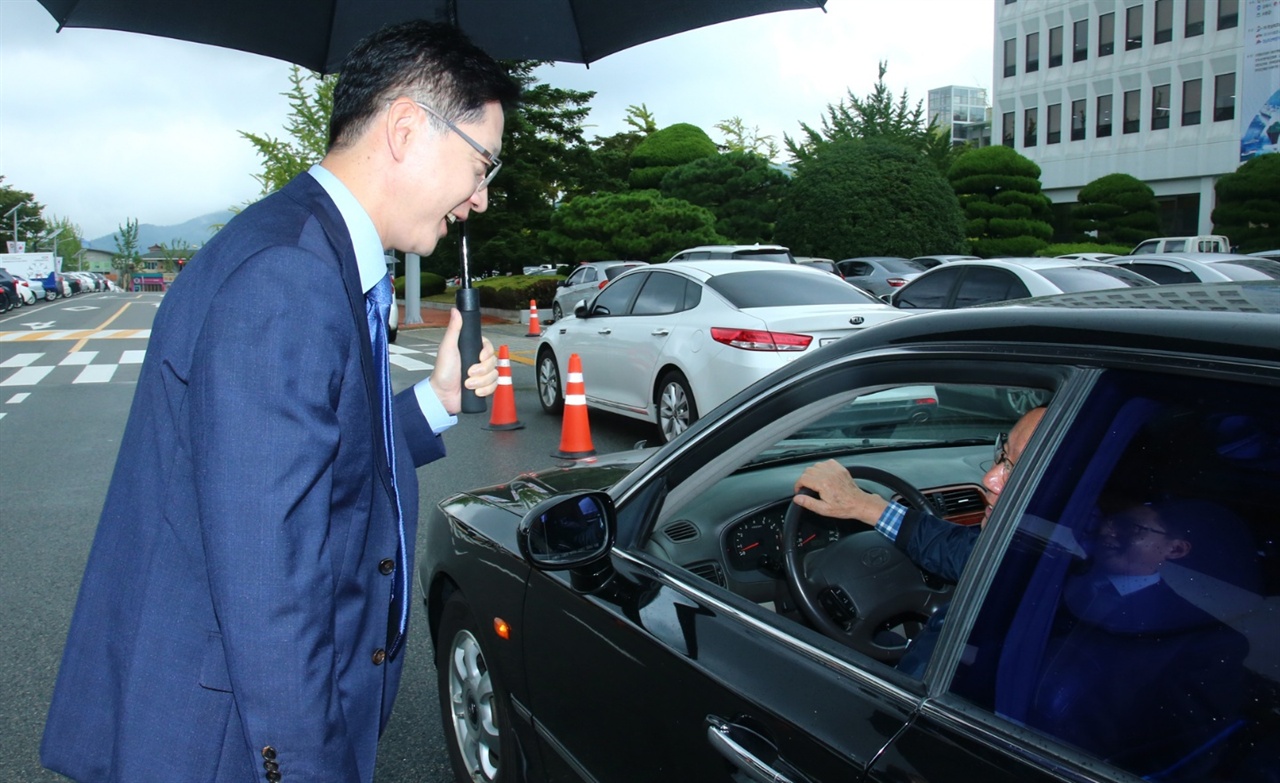 김경수 경남지사는 20일 걸어서 출근하며 차량을 탄 사람들과 인사를 나누고 있다.