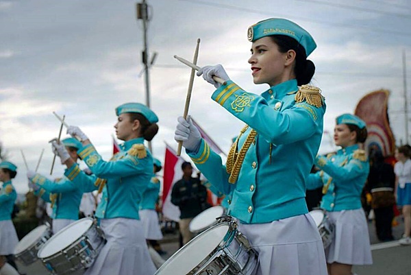 러시아 블라디보스톡에서 열린 축하 퍼레이드 모습