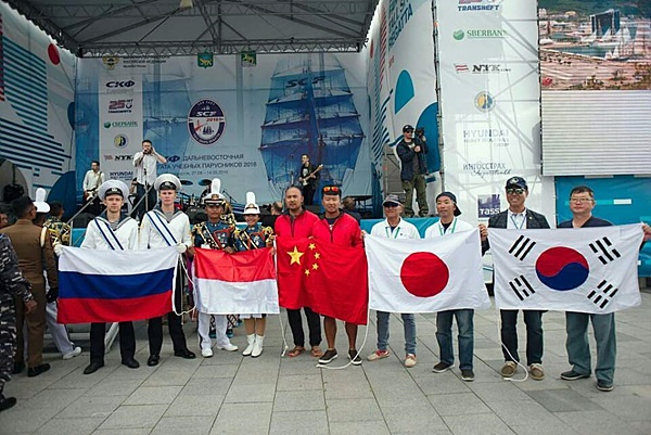 2018극동세계범선대회에 참가한 승무원들이 각국의 국기를 들고 기념촬영했다