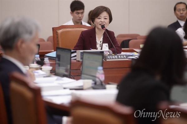 진선미 여성가족부장관 후보자가 20일 오전 서울 여의도 국회에서 열린 인사청문회에 참석해 의원들의 질의에 답변하고 있다.