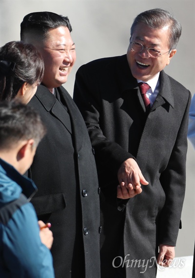 백두산 천지에서 활짝 웃는 문재인-김정은 '2018 남북정상회담, 평양' 마지막날인 20일 오전 문재인 대통령과 김정은 국무위원장과 부인 리설주 여사 등이 백두산 장군봉에 올라 천지를 내려다 보고 있다. 2018. 9.20.