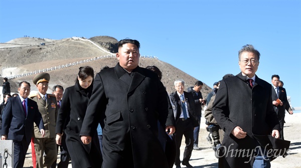 '백두산 천지 보러 갑니다' 평양방문 3일째인 문재인 대통령과 부인 김정숙 여사가 20일 김정은 국무위원장과 부인 리설주 여사와 함께 백두산 천지로 내려가는 케이블카에 탑승하기 위해 향도역으로 이동하고 있다.

