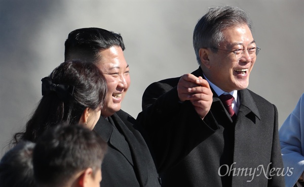 '2018 남북정상회담, 평양' 마지막날인 20일 오전 문재인 대통령과 김정은 국무위원장과 부인 리설주 여사 등이 백두산 장군봉에 올라 천지를 내려다 보고 있다. 