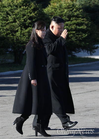 문 대통령 영접하는 김정은-리설주 김정은 국무위원장과 부인 리설주 여사가 20일 오전 백두산 방문을 위해 양강도 삼지연 공항에 도착해 문재인 대통령 영접을 위해 이동하고 있다.