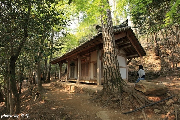 동암 동암에는 ‘보정산방(寶丁山房)’이라는 편액이 있다. ‘정약용을 보배롭게 모시는 산방’이라는 뜻이다.