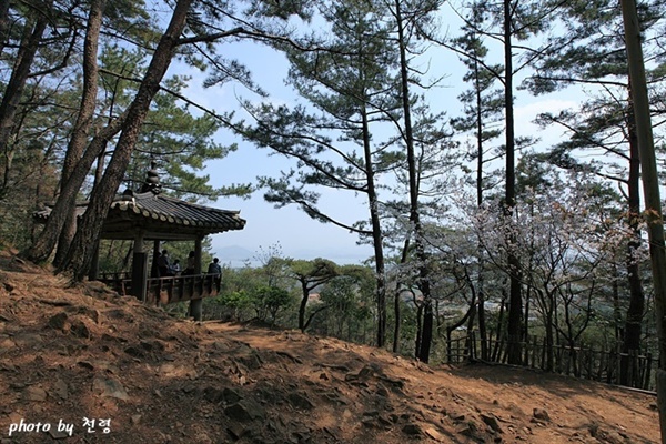 1974년에 동쪽 산마루에 지었다. 백련사로 가는 산길에 있는 천일각에서는 강진만 풍경이 한눈에 들어온다. 