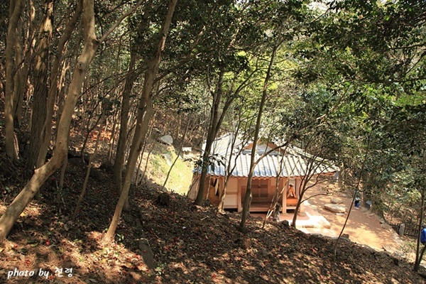 '정석' 각자 바위에서 본 다산초당 다산은 산수 탐방과 유람으로 40여 년간 각지를 누비면서 높은 안목과 다양한 경험을 쌓았다.