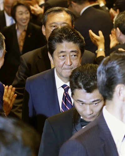 아베 신조(安倍晋三) 일본 총리가 20일 도쿄 자민당 본부에 마련된 차기 총재 선출을 위한 투개표장에 도착했다. 