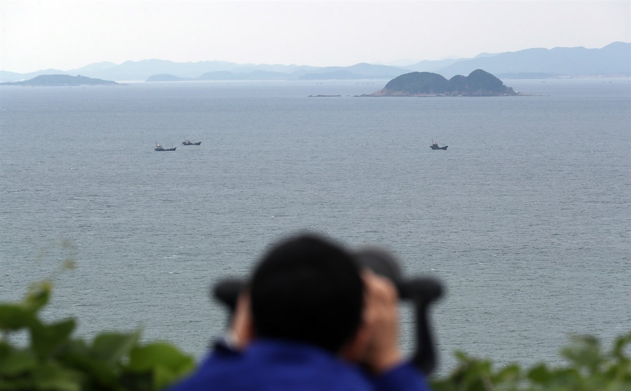 남북이 서해 북방한계선(NLL) 일대를 평화수역으로 만들고 시범 공동어로구역을 설정하기로 합의한 가운데 지난 9월 20일 오후 인천시 옹진군 연평면 망향전망대에서 한 시민이 NLL과 북녘을 망원경으로 관찰하고 있다.