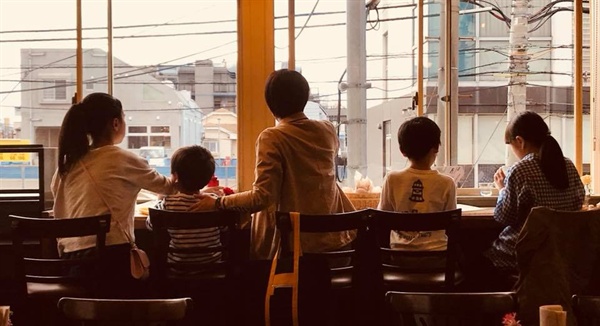 박철현씨의 아내 미와코와 네 아이들.