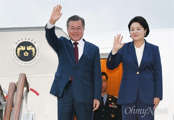 남북정상회담 마친 문재인 대통령 부부 20일 오후 문재인 대통령과 김정숙 여사가 평양에서 열린 남북정상회담을 마치고 서울공항에 도착한 뒤 인사를 하고 있다.