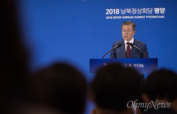  남북정상회담을 마치고 평양에서 돌아온 문재인 대통령이 20일 오후 서울 동대문디자인플라자(DDP)에 마련된 프레스센터에 방문해 대국민보고를 통해 소감을 밝히고 있다.