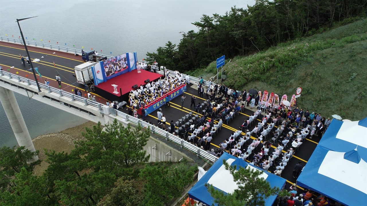 거제시 거제면 소랑리와 산달도를 잇는 산달연륙교 준공.