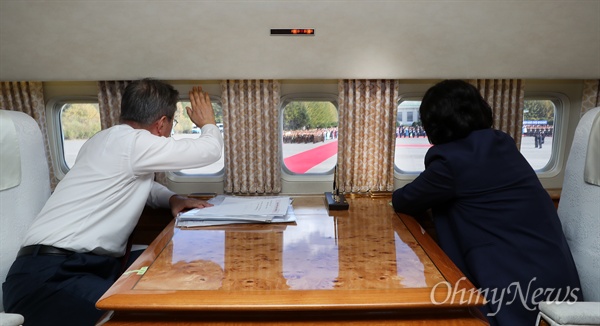 삼지연 공항 떠나는 문재인 대통령 문재인 대통령과 부인 김정숙 여사가 2박3일간 평양남북정상회담 일정을 마치고 20일 오후 백두산 삼지연 공항에서 공군 2호기에 탑승해 환송나온 김정은 국무위원장과 리설주 여사 등 북측 인사들에게 인사하고 있다.