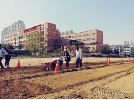 인천시 농업기술센터는 10월 한 달 동안 인천시민을 대상으로 농업기계 이용 교육을 실시한다고 21일 밝혔다.
