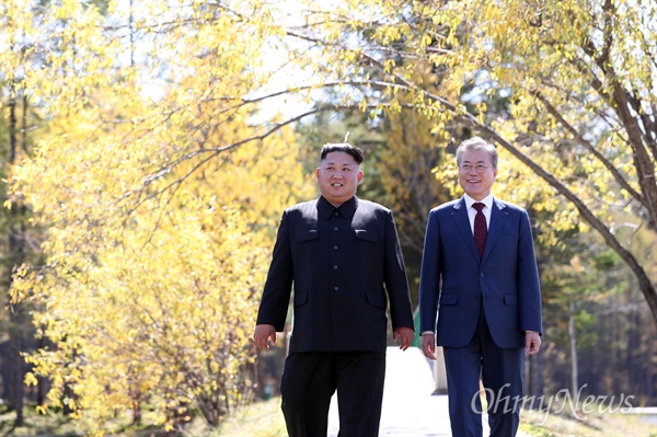 문재인 대통령이 지난 9월 20일 삼지연초대소를 방문해 김정은 국무위원장과 산책을 하며 대화하고 있다.