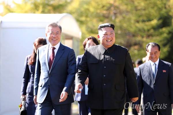 문재인 대통령과 김정은 국무위원장. 사지은 지난 9월 20일 삼지연초대소를 방문해 산책하고 있는 모습. 