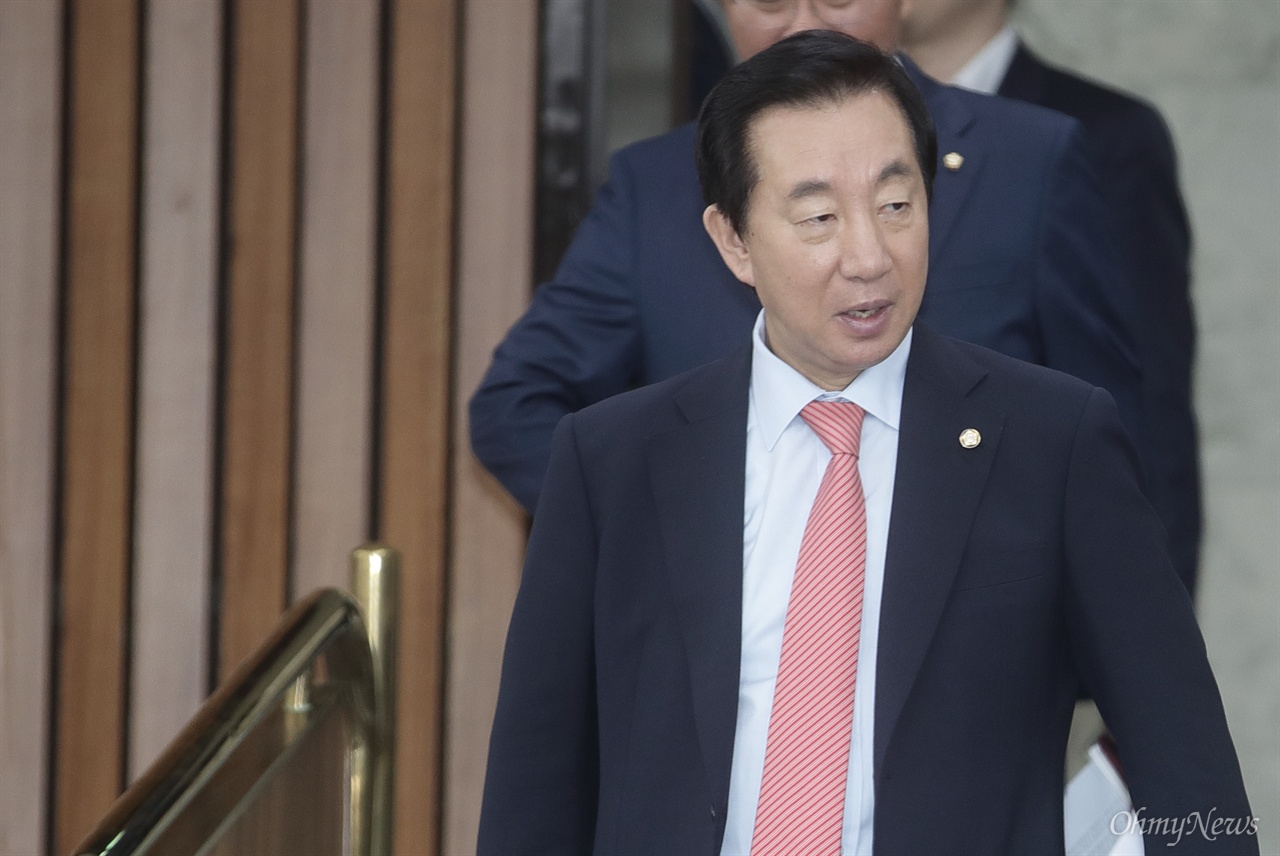 김성태 자유한국당 원내대표가 21일 오전 서울 여의도 국회에서 열린 원내대책회의에 참석하고 있다.