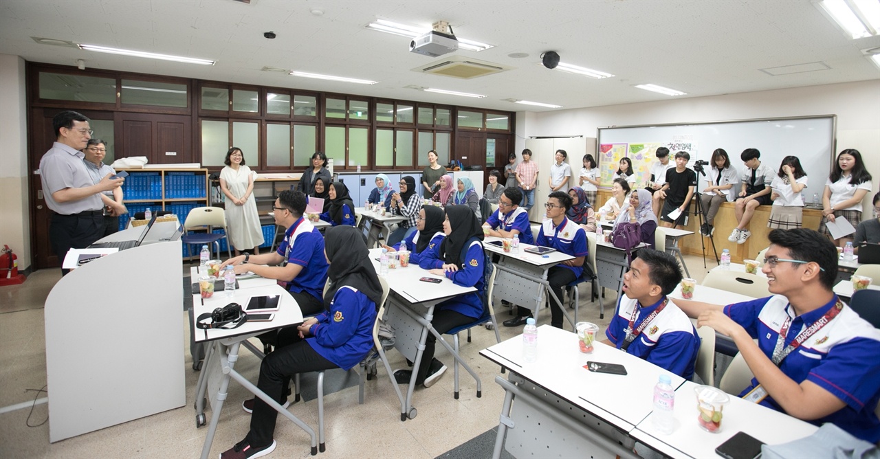 삼각산고 최형철 교장이 MRSM 타이핑 학생들을 위해 환영 인사를 하고 있다.