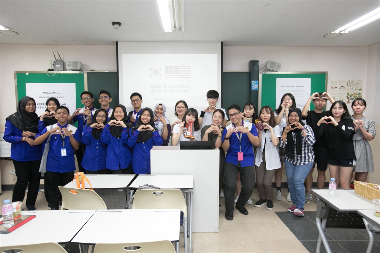 말레이시아 협동조합학교 MRSM 타이핑(Maktab Rendah Sains Mara Taiping)에서 온 19명의 학생과 교사들은 서울 삼각산고에 들러 한국 학교협동조합을 엿봤다.

