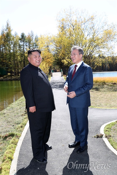 문재인 대통령과 김정은 국무위원장이 남북정상회담 마지막날인 지난 9월 20일 백두산 부근 삼지연초대소에서 산책하며 대화하고 있다.