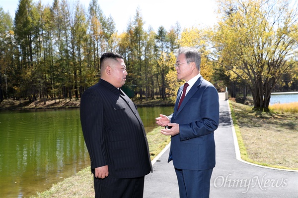 문재인 대통령과 김정은 국무위원장이 남북정상회담 마지막날이었던 9월 20일 백두산 부근 삼지연초대소에서 산책하며 대화하고 있다.