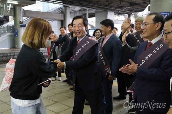  김성태 자유한국당 원내대표 및 당 지도부 등이 21일 오전 서울역 승강장에서 추석 귀성객들에게 인사를 하고 있다.