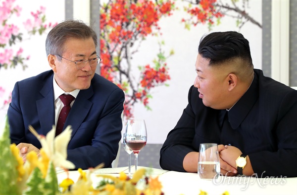 2018년 9월, 문재인 대통령과 김정은 국무위원장이 3차 남북정상회담 마지막날 백두산 부근 삼지연초대소에서 오찬을 하며 이야기를 나누고 있다.