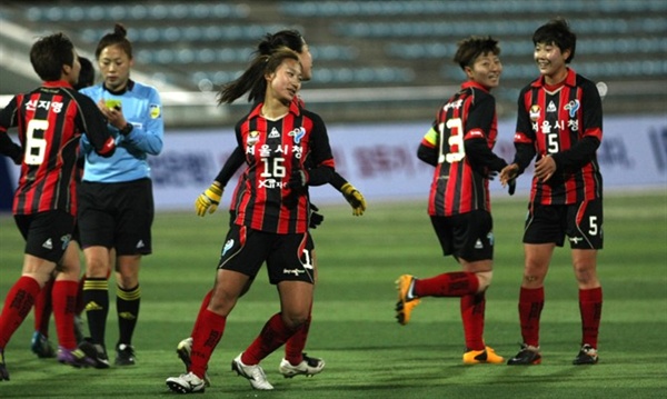  FC서울과 서울시청 엠블럼이 함께 새겨진 유니폼을 착용한 서울시청 여자축구단 선수들